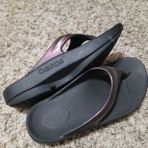 OOFOS Women's Black and Iridescent Sandals Sz 9